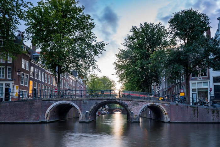 Kanał, kamienice i most w amsterdamskiej dzielnicy Grachtengordel; punkt fotografowania 52.367650°N, 4.886991°E.
