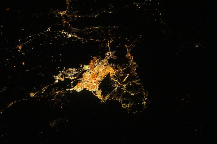 Ateny nocą: rzeczywista fotografia aglomeracji z Międzynarodowej Stacji Kosmicznej (ISS067-E-372936).