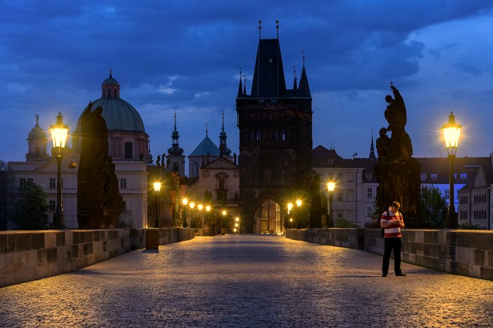 Most Karola i Staromiejska Wieża Mostowa w Pradze podczas niebieskiej godziny.