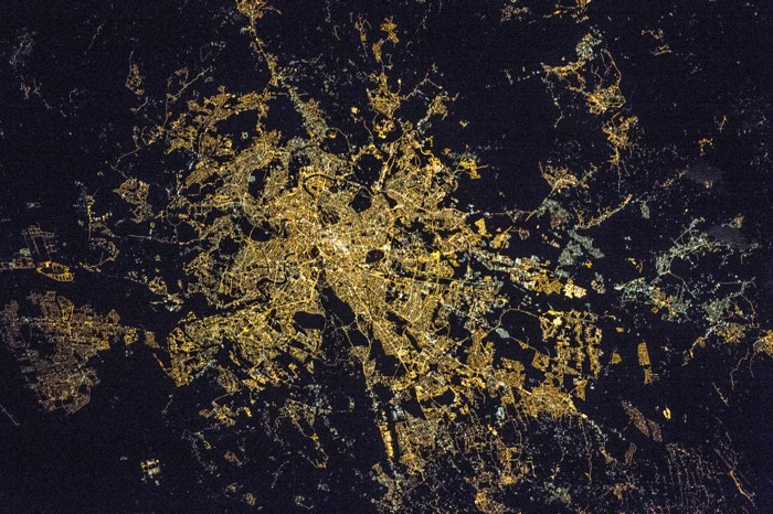 Rzym nocą: rzeczywista fotografia aglomeracji z Międzynarodowej Stacji Kosmicznej (ISS043-E-93564).
