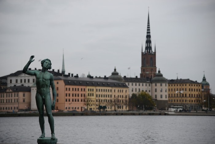 Riddarholmen, historyczna część Sztokholmu, widziana przez wodę od strony Stadshusparken.